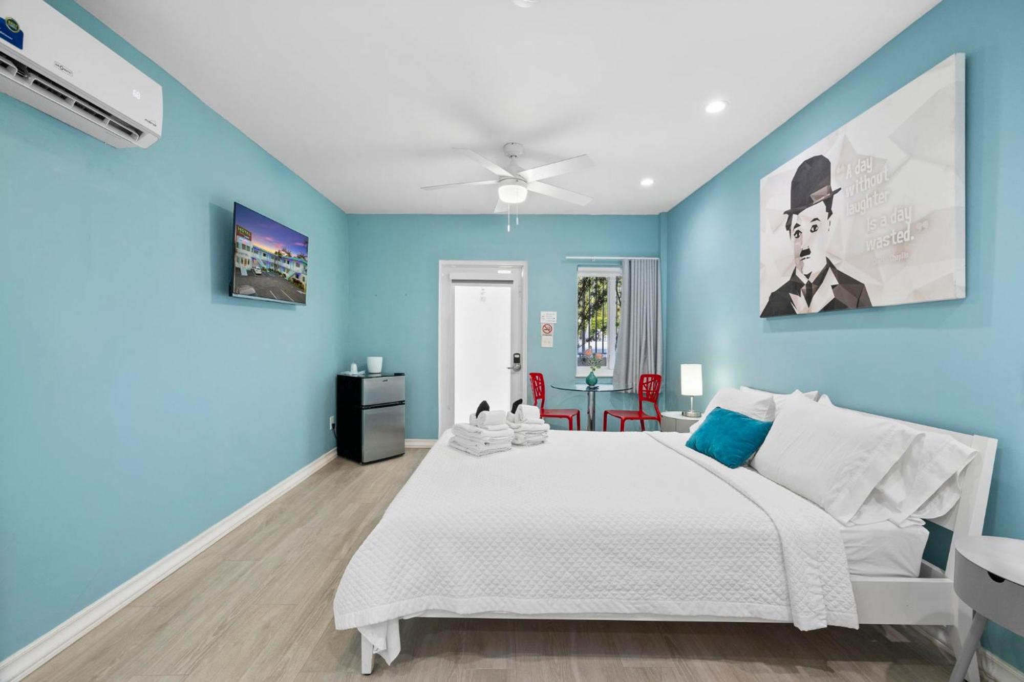 The New Yorker Hotel Miami Room photo