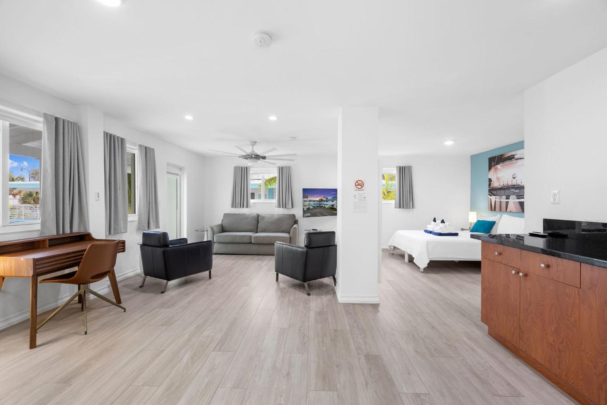 The New Yorker Hotel Miami Room photo