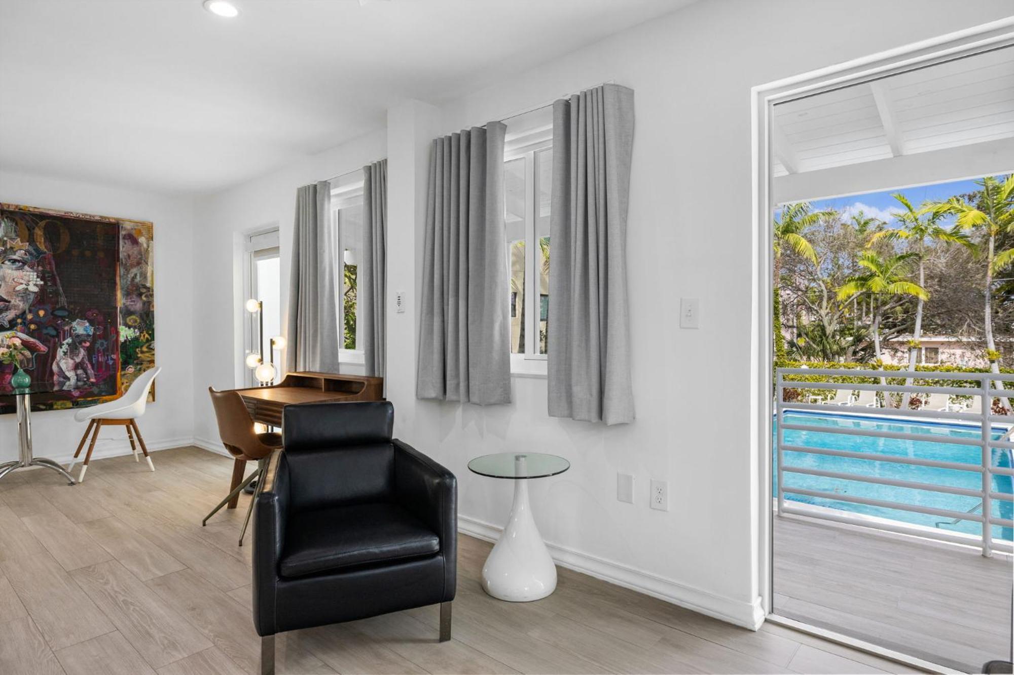 The New Yorker Hotel Miami Room photo