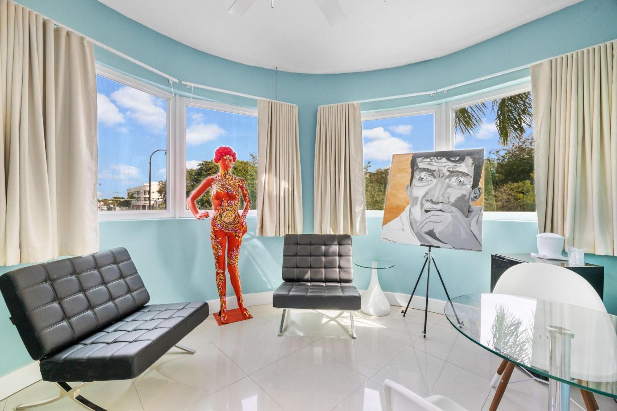 The New Yorker Hotel Miami Room photo